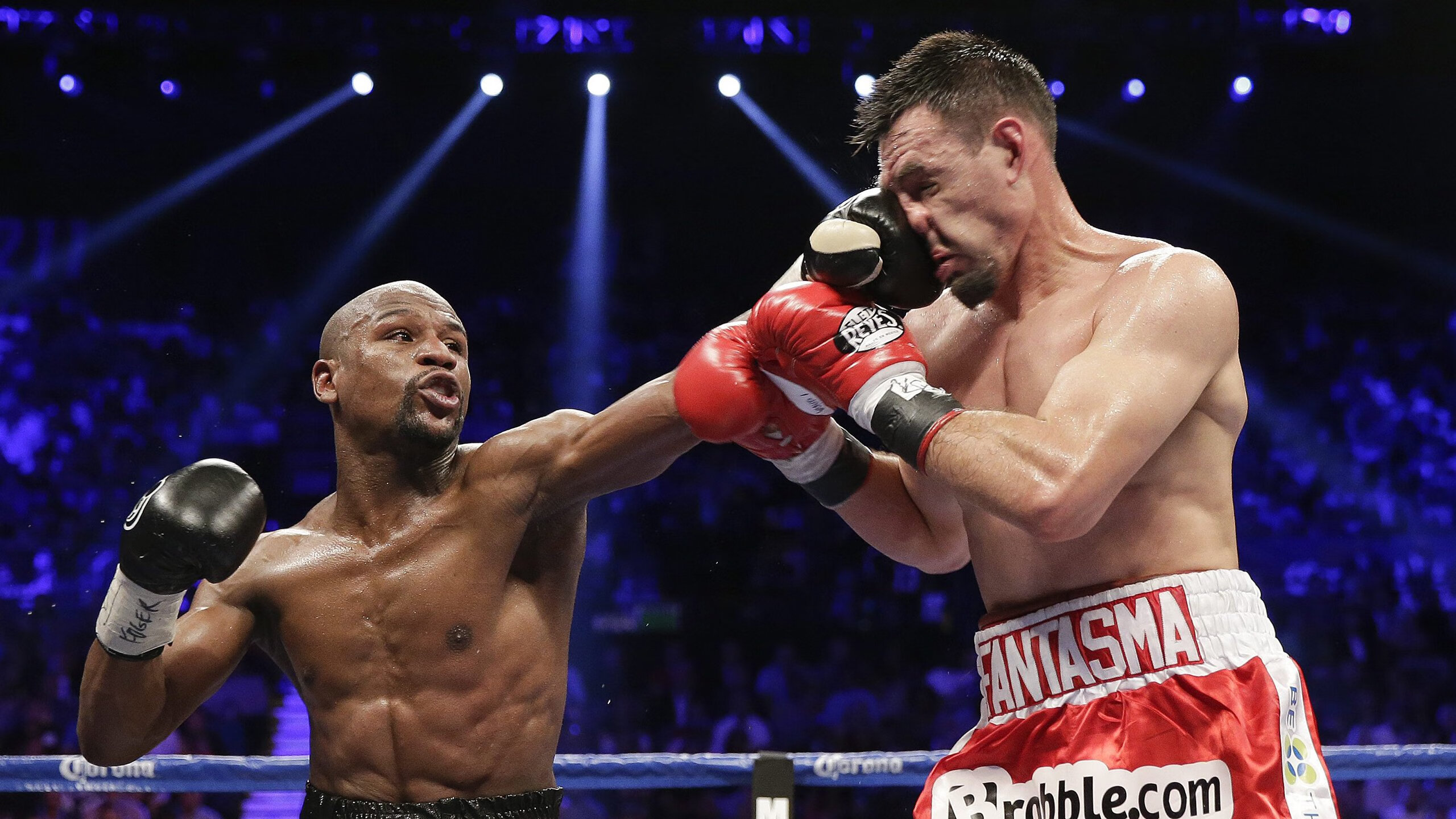 战术调整首场状态出色，篮网观众沸腾！，莱万多夫斯基重返赛场再创辉煌时刻