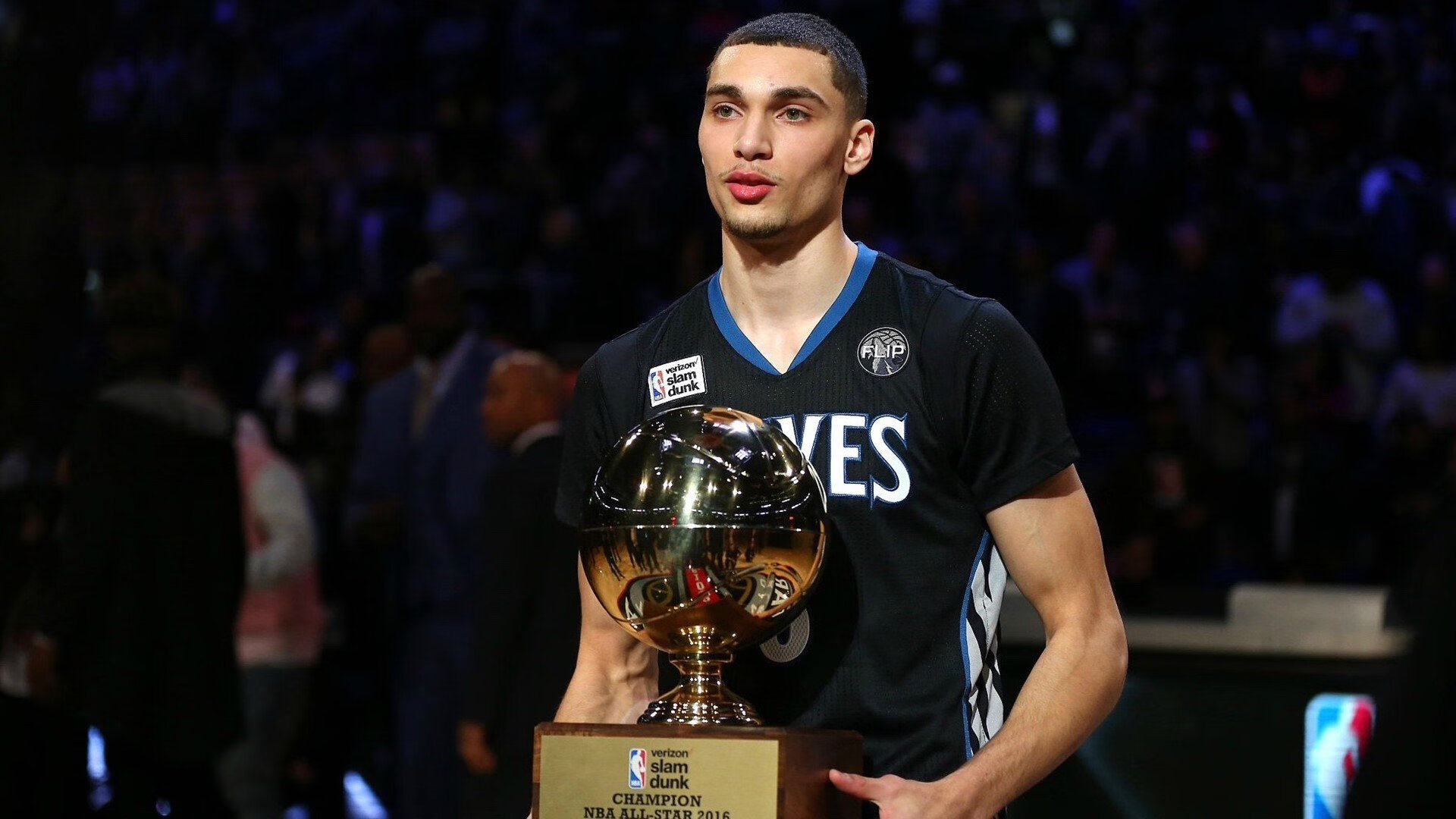 战术调整首场状态出色，篮网观众沸腾！，莱万多夫斯基重返赛场再创辉煌时刻