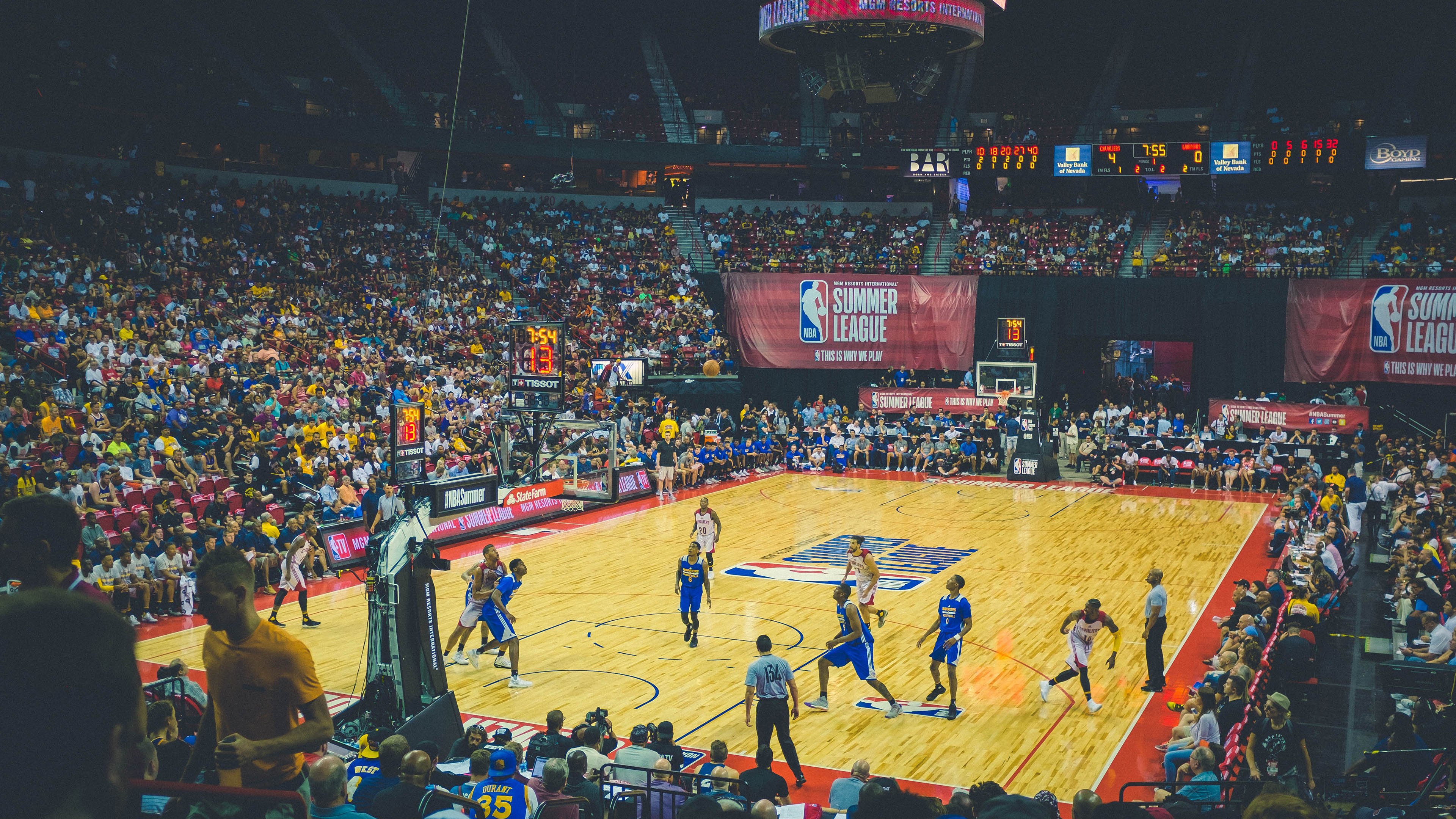 战术调整首场状态出色，篮网观众沸腾！，莱万多夫斯基重返赛场再创辉煌时刻