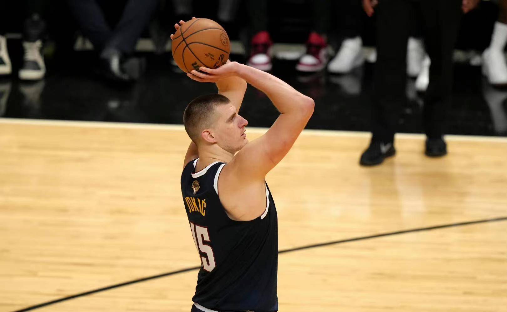  阿扎伦卡在热火比赛中惊险取胜，比分优势明显引发热议！